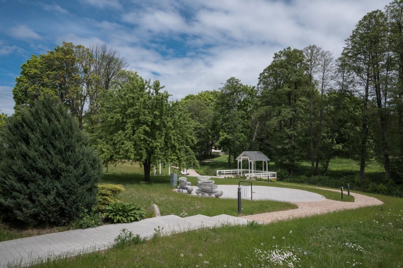 Labiekārtots parks pie Kr.Valdemāra dibinātās jūrskolas Engurē