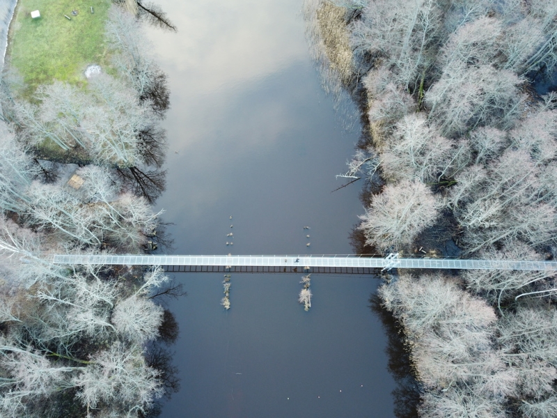 atjauntais gājēju tilts pār Irbes upi