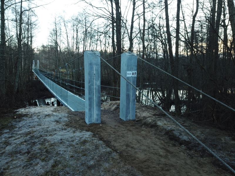 atjaunotais gājēju tilts pār Irbes upi