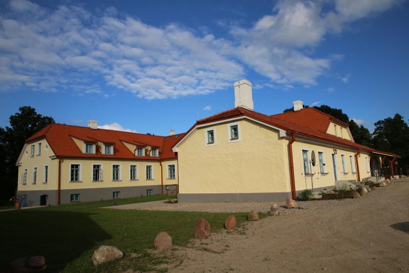 Atklāta atjaunotā Firksu-Pedvāles muižas ēka