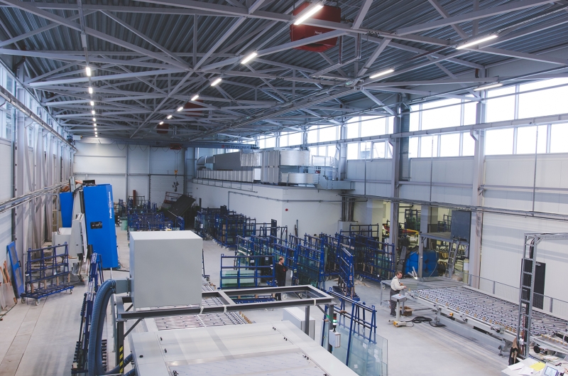 Eiropas Revīzijas palāta vizītē apmeklē ar ERAF atbalstu attīstīto stikla apstrādes uzņēmumu